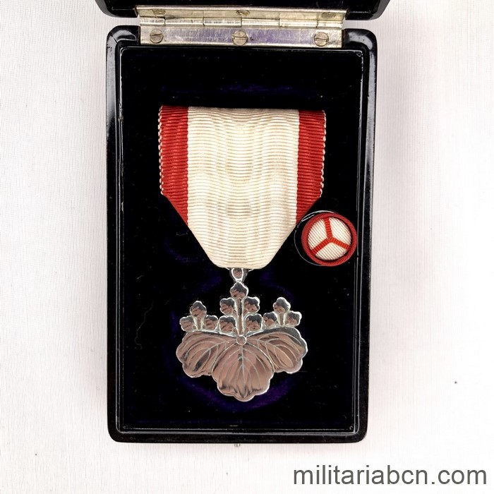 Japan. Order of the Rising Sun 8th Class from the Meiji or Taisho period (1900-1920). With  box and badge.