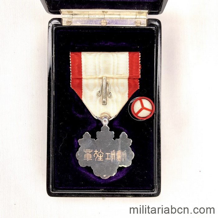 Japan. Order of the Rising Sun 8th Class from the Meiji or Taisho period (1900-1920). With  box and badge.