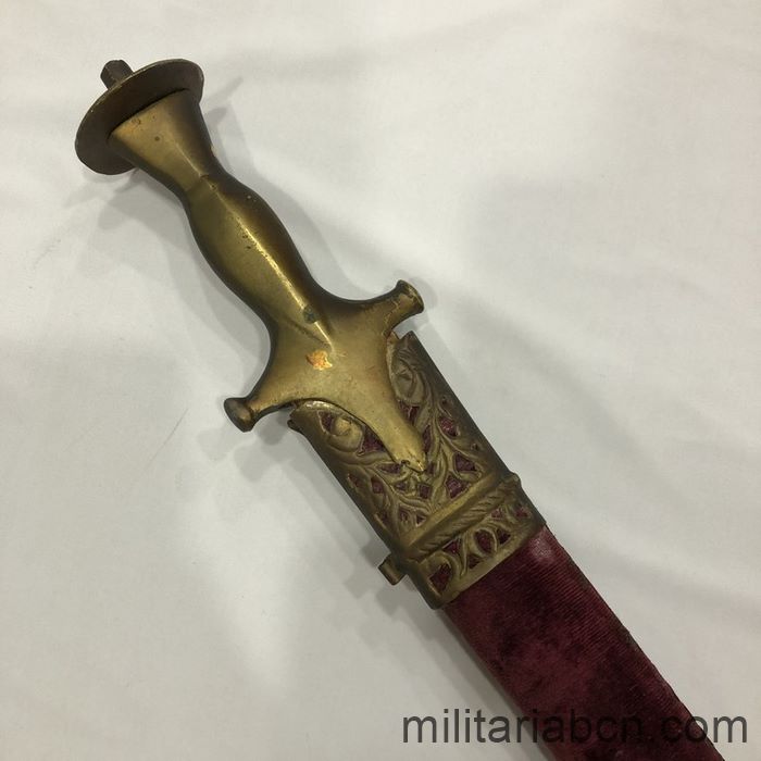 Índia. Talwar o tulwar de el segle XX. Amb beina. Fulla gravada.