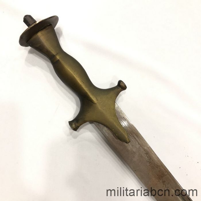 Índia. Talwar o tulwar de el segle XX. Amb beina. Fulla gravada.