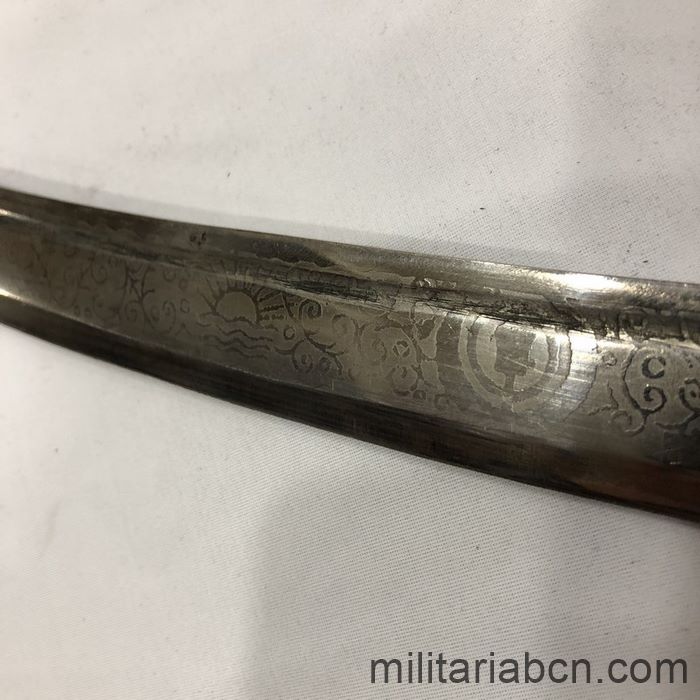 Índia. Talwar o tulwar de el segle XX. Amb beina. Fulla gravada.