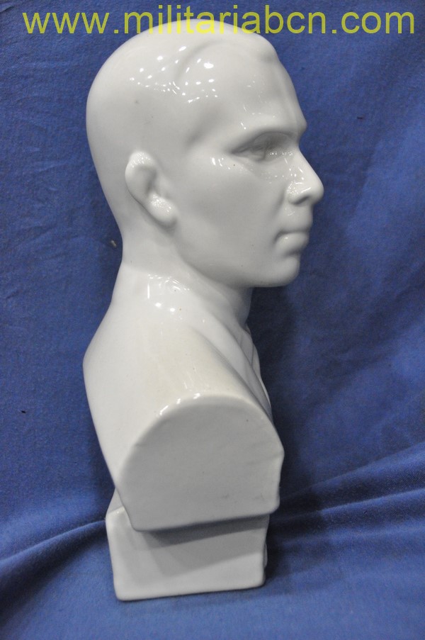 Busto del nacionalista ucraniano Stepan Bandera. Dirigente del UPA Ejército Insurgente de Ucrania. Porcelana. 27 cm